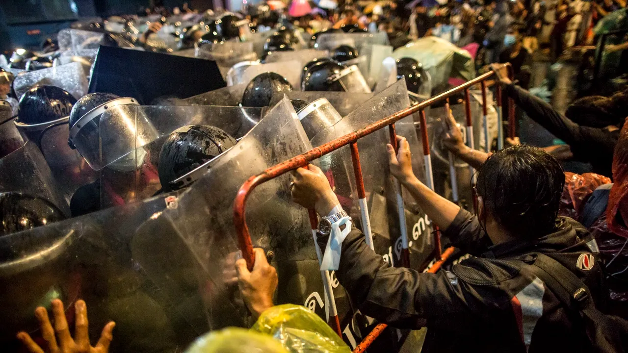 Noi proteste împotriva guvernului şi a monarhiei în Bangkok şi în alte oraşe din Thailanda. Ofiţeri sub acoperire au arestat unul dintre liderii manifestaţiilor