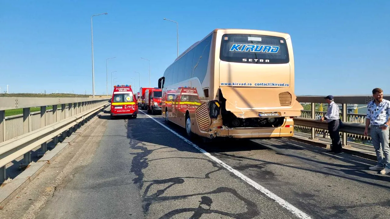 Constanţa: 37 de persoane au fost implicate într-un accident dintre un autocar şi un microbuz