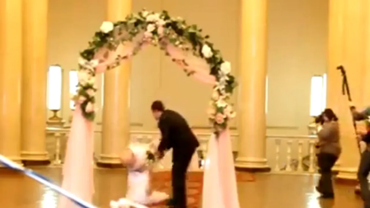 MAI RĂU DE ATÂT NU SE POATE: Cel mai frumos moment pentru o mireasă, transformat în coşmar - VIDEO