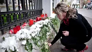 FOCUS: Flori, lacrimi, tristeţe şi speranţe la ambasada poloneză, din Bucureşti