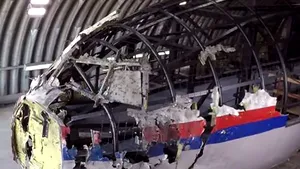 ANALIZĂ: Epava MH17 dezvăluie oroarea ultimelor momente la bordul avionului doborât de o rachetă Buk - VIDEO