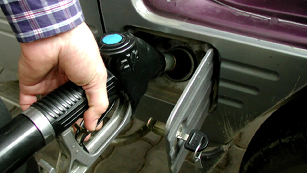 Petrom a redus cu şase bani pe litru, preţul benzinei şi motorinei