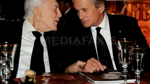 Kirk Douglas a plâns de bucurie când a aflat că fiul său a învins cancerul