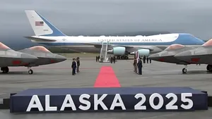 Trump a aterizat la baza militară din Alaska pentru summitul cu Putin