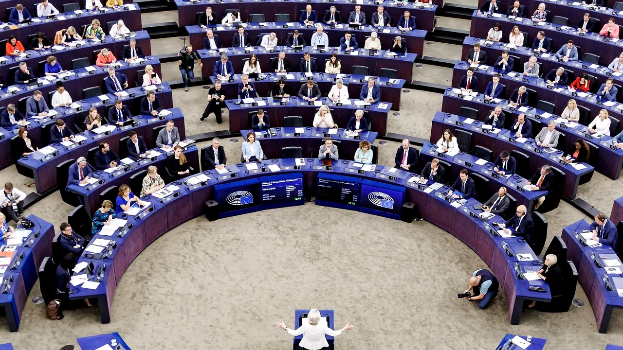 Parlamentul European o confirmă pe Ursula von der Leyen în funcţia de preşedinte al Comisiei Europene / 401 deputaţi europeni au votat în favoarea sa / Şefa Comisiei Europene promite să stârpească extremismul în UE şi oferă ajutor deplin pentru Ucraina / Extrema dreaptă i-a urat să meargă la închisoare