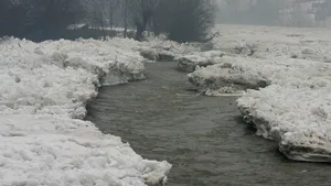 Râul Bistriţa a îngheţat, zăporul format măsoară şapte kilometri