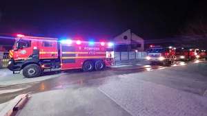 Incendiu puternic în Sectorul 4. Ard materiale lemnoase dintr-un atelier de producţie