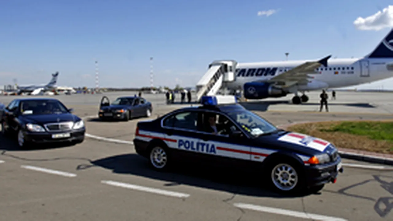 Maşinile oficiale, controlate antitero la aeroport, iar elicoptere militare supraveghează pista