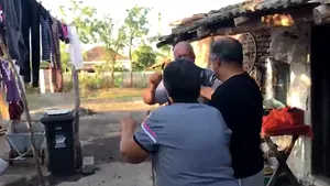 SCANDAL la casa familiei Melencu în Caracal. Jandarmii au mers să o ia cu mandat pe mama fetei: „Nu plec, să mă aresteze”/ Gest EXTREM: Bunicul Luizei s-a stropit pentru a doua oară cu benzină/ IGPR anunţă că mandatul nu poate fi pus în executare în urma concluziilor medicale | VIDEO