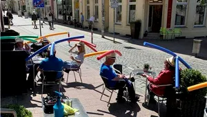 Cum stau germanii la terase după redeschidere. Ideea inedită pentru a unor patroni pentru păstrarea distanţei între clienţi. FOTO