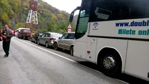 Accident în lanţ pe Valea Oltului; 7 autovehicule au fost implicate, printre care un tir şi un autocar. A fost activat Codul Roşu de intervenţie - FOTO