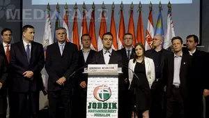 Extrema dreaptă radicală se înrădăcinează în politica ungară