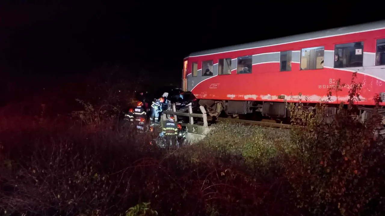 Accident grav pe calea ferată, în Timiş: un tren a lovit o maşină, care s-a izbit de un cap de pod