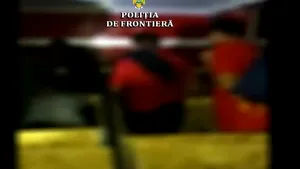 Zeci de migranţi, adulţi şi copii, care voiau să treacă graniţa, găsiţi ascunşi într-un TIR la Vama Nădlac - VIDEO