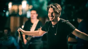 Solistul trupei JukeBox este primul artist vaccinat anti COVID-19 din România
