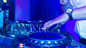 INEDIT: Prima şcoală gratuită de DJ din România. 30 de tineri vor fi pregătiţi de DJ precum Argatu’ şi Slim Rocka