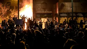 VIDEO. Incidentele violente din SUA iau amploare. Secţie de poliţie în flăcări / Garda Naţională trimite sute de soldaţi în stradă