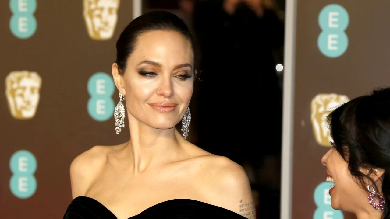 Angelina Jolie s-ar putea implica în politică: 