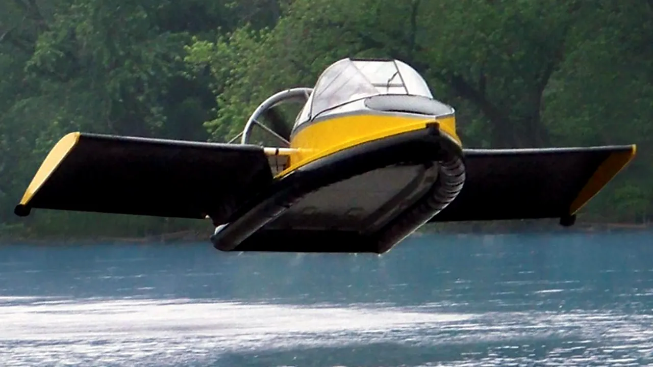 Aeroglisor de 191.000 euro ce poate atinge viteza de 113 km/oră 
