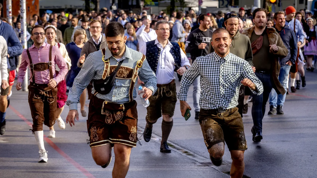 Porţile festivalului Oktoberfest din München s-au redeschis după doi ani. Ce îi supără de vizitatori

