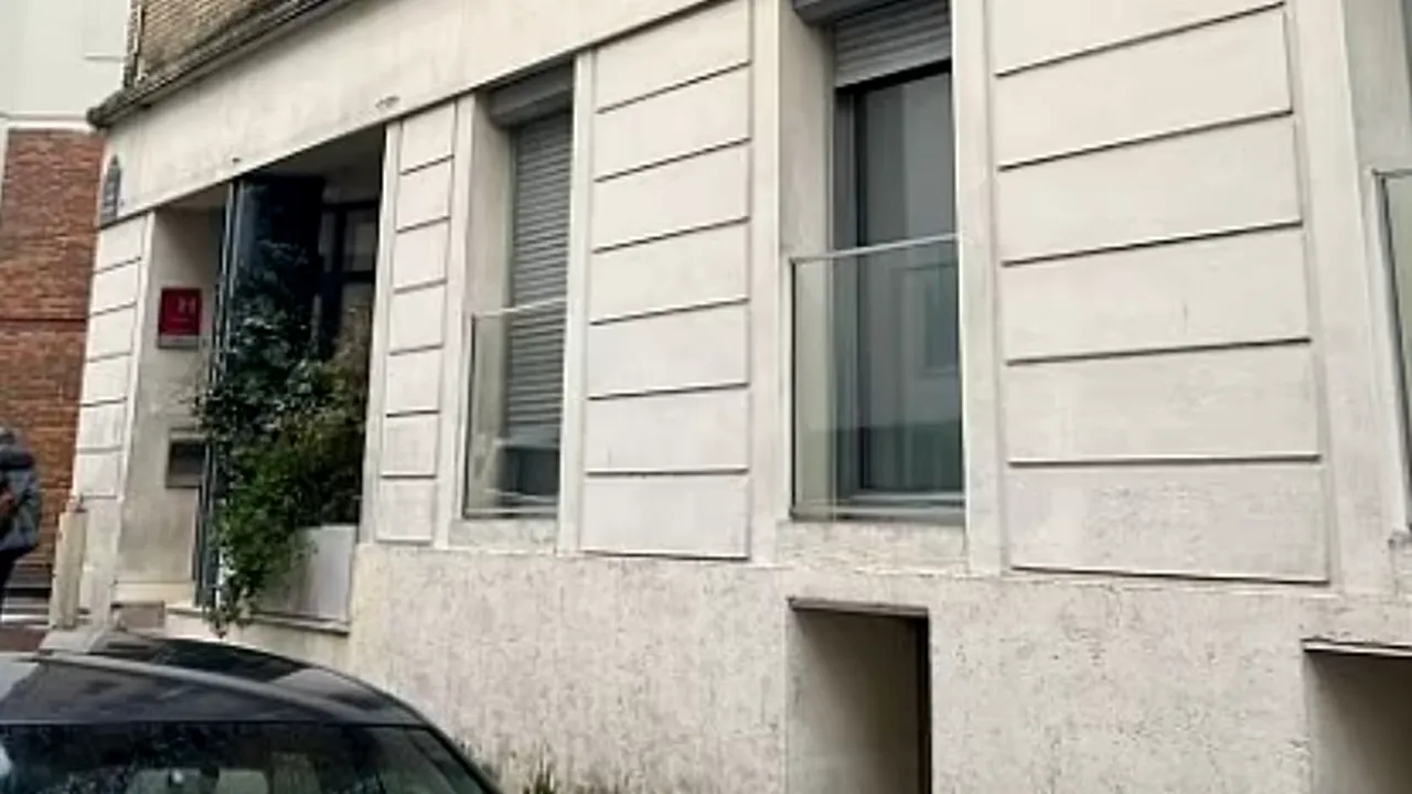 Un nou născut a murit după ce a fost aruncat de mama sa pe fereastra unui hotel