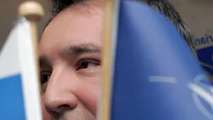 Dmitri Rogozin i-a dăruit lui Scheffer o secure în semn de împăcare între Rusia şi NATO