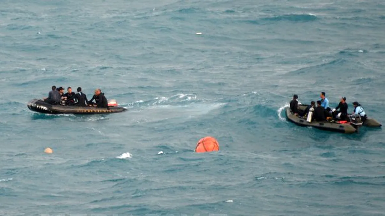 Cadavre ale pasagerilor cu centurile de siguranţă puse, descoperite lângă epava avionului AirAsia