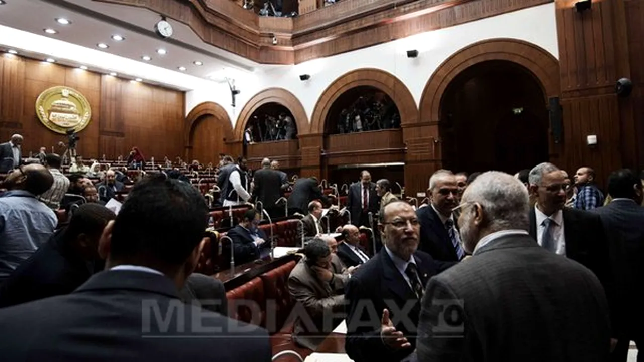 Proiectul de Constituţie ce va fi supus referendumului a fost adoptat în Egipt. Principiile sharia, sursa principală a legislaţiei