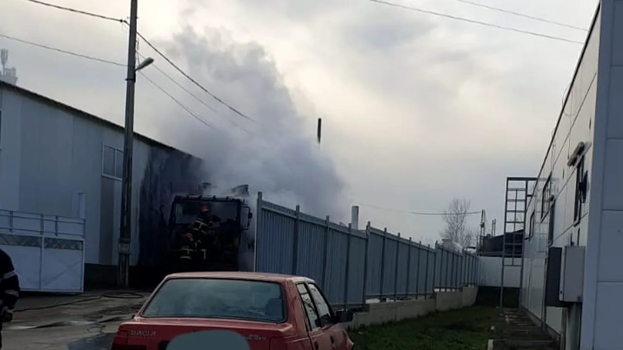 Incendiu la un camion încărcat cu pietriş, propagat la o hală de lângă un supermarket în Focşani