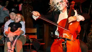 FOCUS:Halloween stil anii '20 şi 40.000 de euro pentru geanta Umei Thurman, la Palatul Parlamentului