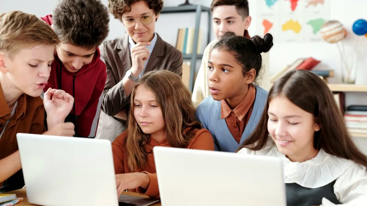 Elevii din clasele III–VI, puși la încercare în „Marea Aventură Digitală” cu probe de logică și AI