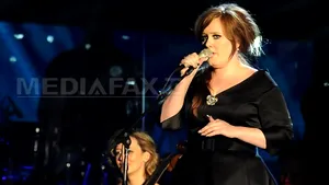 Adele comunică cu persoanele din jur cu ajutorul unei aplicaţii pentru telefonul mobil