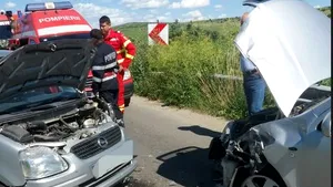 Accident în Sibiu: Cinci oameni răniţi, între care doi copii, după ce o maşină a intrat pe contrasens