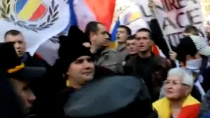 Mii de persoane participă la marşul unirii de la Chişinău