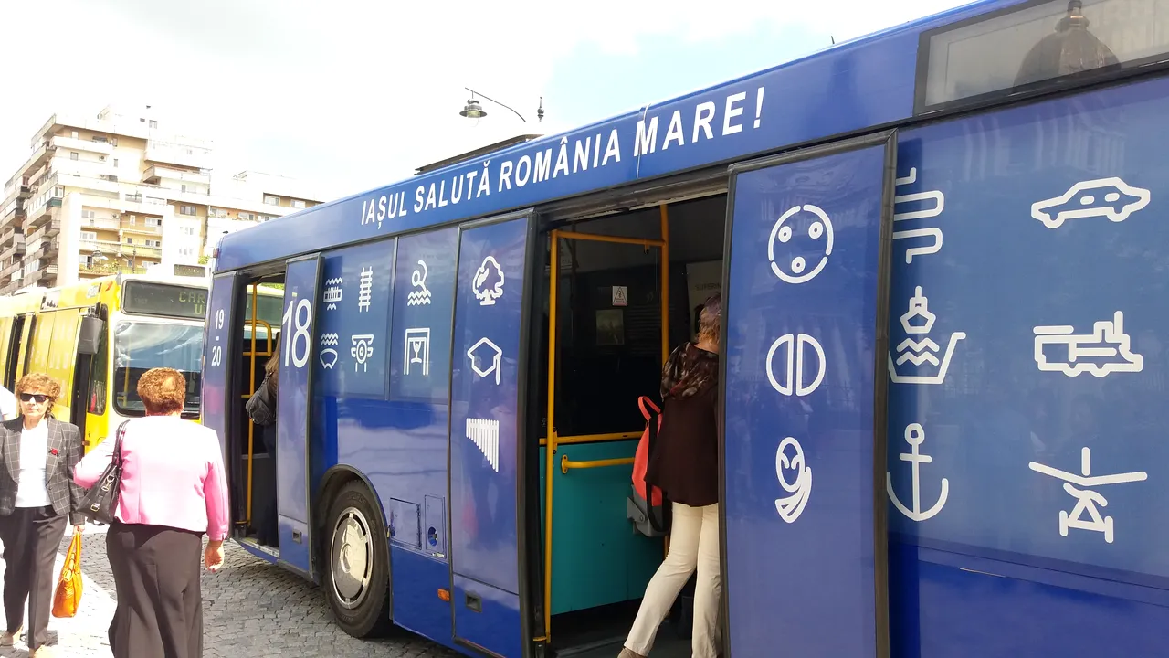 Autobuze în culorile drapelului naţional, cu 100 de simboluri ale momentelor istorice, pleacă din Iaşi într-o 