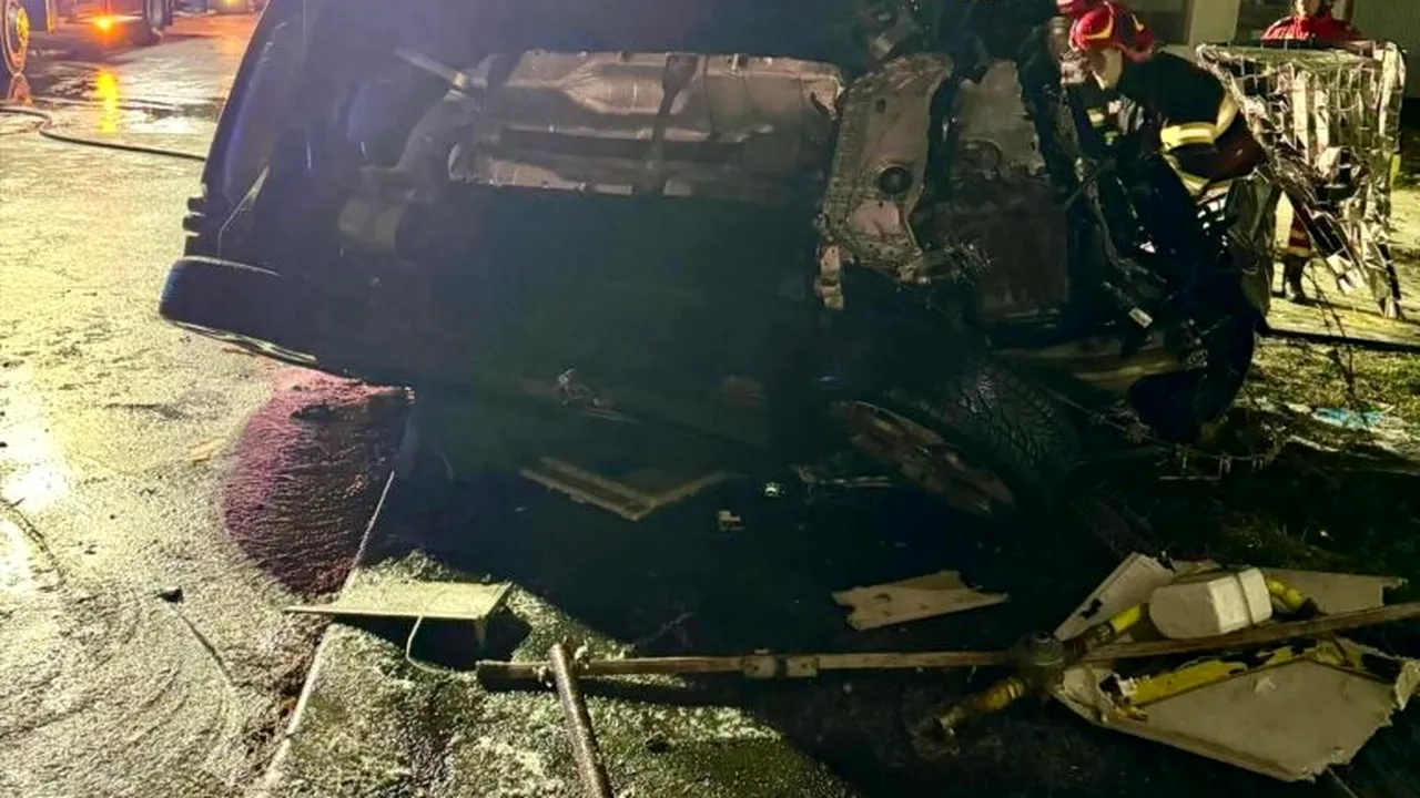 Doi tineri au murit după ce mașina lor a intrat într-o clădire din Găești și a luat foc