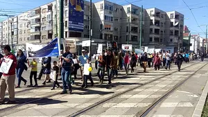 „Marş pentru viaţă”: Mitinguri la Timişoara şi Cluj-Napoca împotriva avorturilor. Iniţiativa a strâns sute de participanţi | FOTO