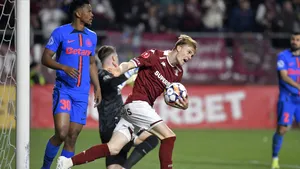 Zeci de amenzi după meciul FC Rapid - FC FCSB: un suporter şi-a aruncat pantofii în teren