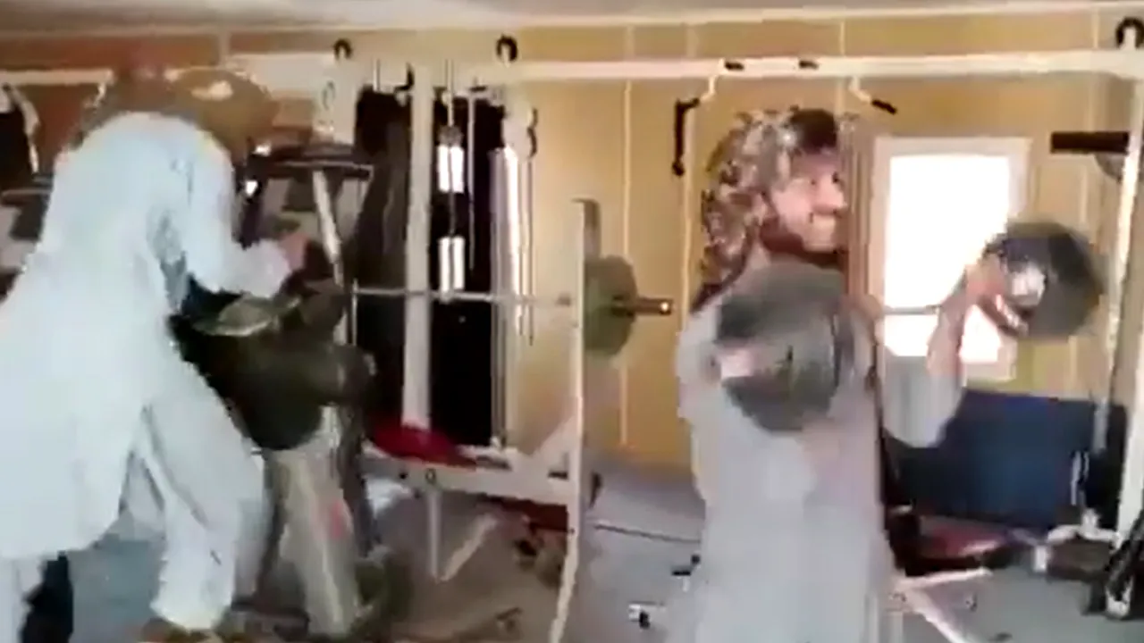 VIDEO Cum se menţin în formă talibanii? Luptătorii islamişti lasă jos armele ca să tragă de fiare în palatul prezidenţial din Kabul