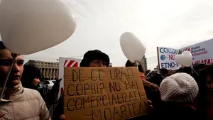 Aproximativ 1.000 de oameni au protestat la Guvern faţă de comercializarea etnobotanicelor - FOTO