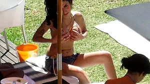 Amy Winehouse îşi atinge sânii în văzul tuturor - FOTO