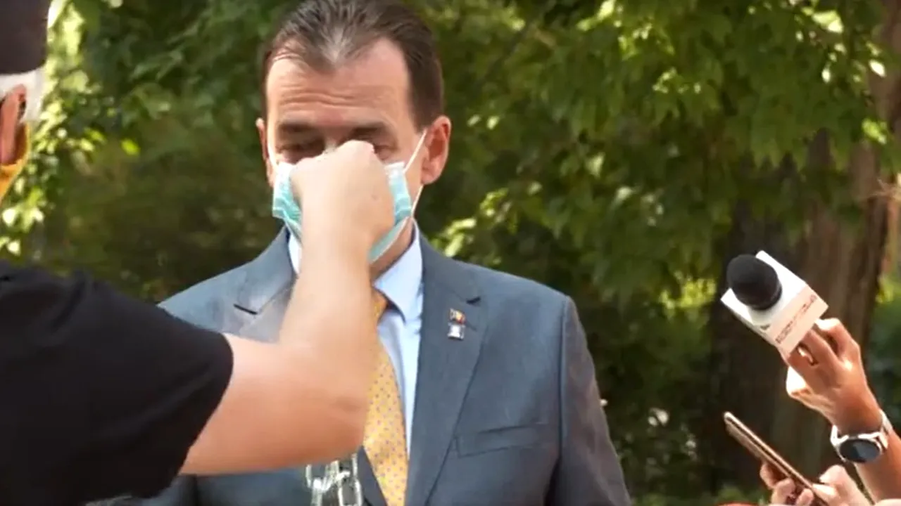 VIDEO Protestatarul „Ceauşescu” a intervenit în direct peste declaraţiile lui Orban şi i-a oferit un lanţ. Reacţia premierului