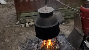 O femeie a căzut într-un cazan în care fierbea borhotul pentru ţuică. Starea în care se află