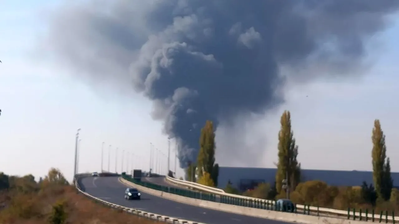 Incendiul de la centrul de colectare deşeuri din Chitila a fost stins după aproape 20 de ore