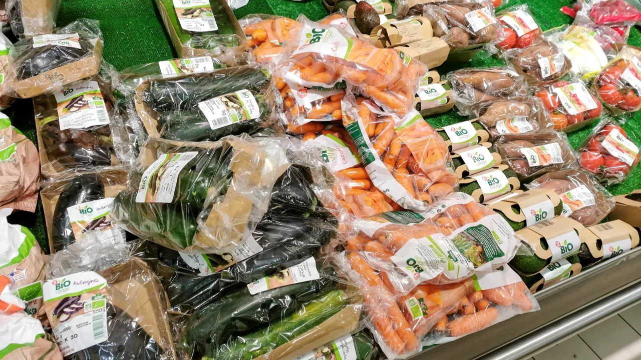 Franţa interzice ambalajele din plastic pentru fructe şi legume. Când intră în vigoare noua lege