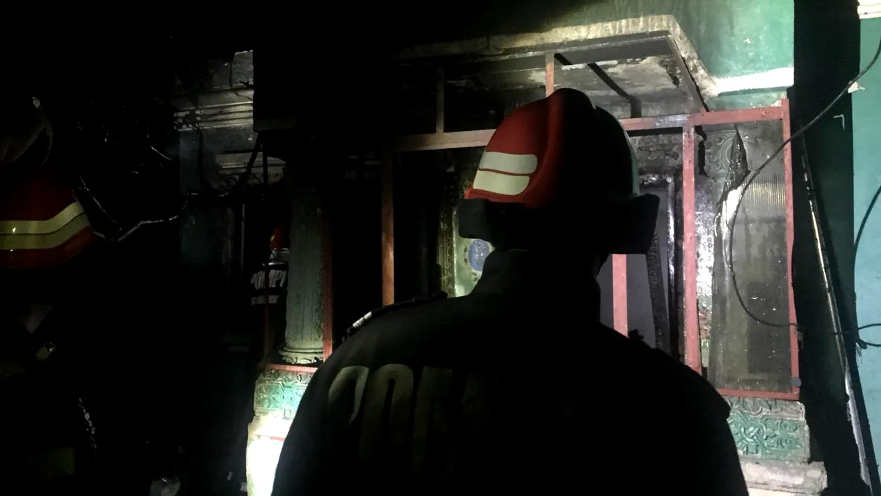 Două persoane au murit în urma unui incendiu produs în Argeş