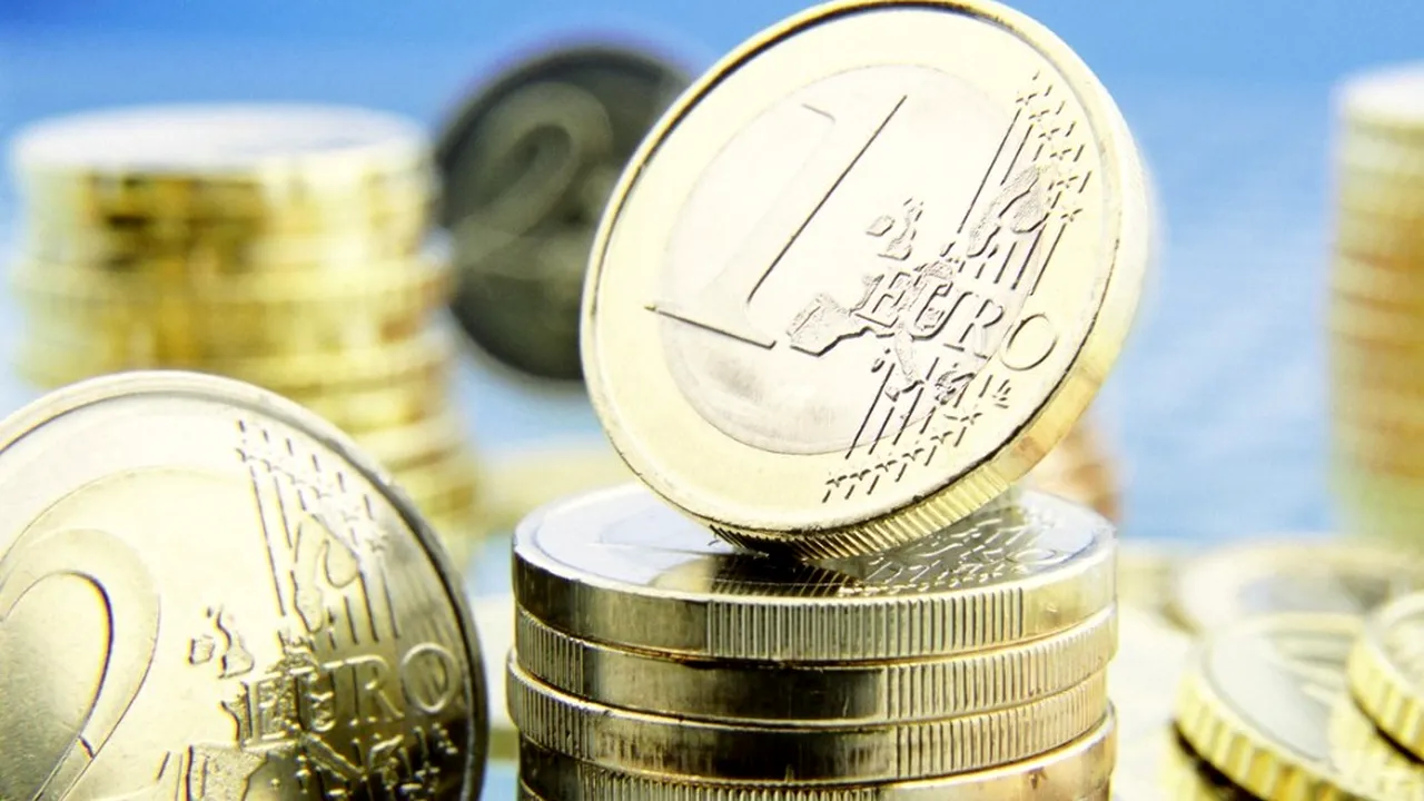 Moneda euro atinge un nou maxim istoric. „Pragul de 5 lei pentru un euro probabil va fi atins în mai puţin de o lună, dacă vom continua la fel”