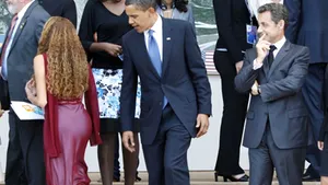 Obama şi Sarkozy, surprinşi uitându-se insistent după o adolescentă