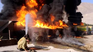 Zece camioane destinate forţei NATO din Afganistan, incendiate într-un atac în sudul Pakistanului