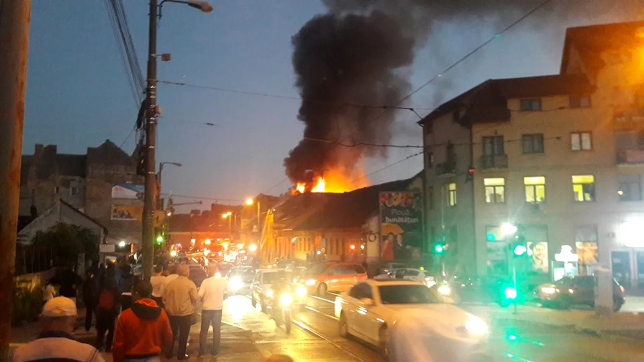 INCENDIU puternic la o clădire cu mai multe apartamente din Timişoara
